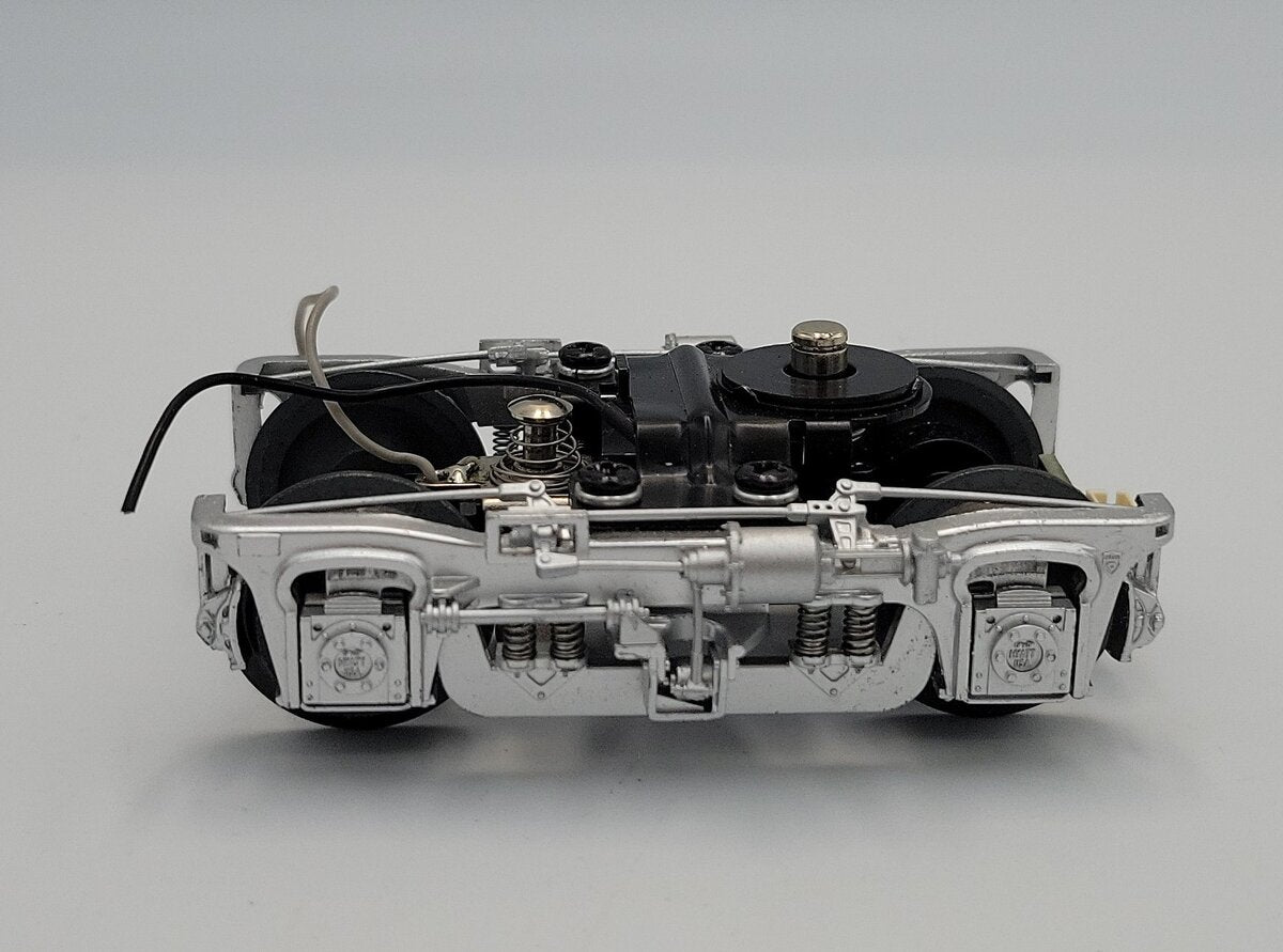 Lionel 15370-50 O Gauge 4-Wheel Silver Passenger Truck w/ Sensor & Collector