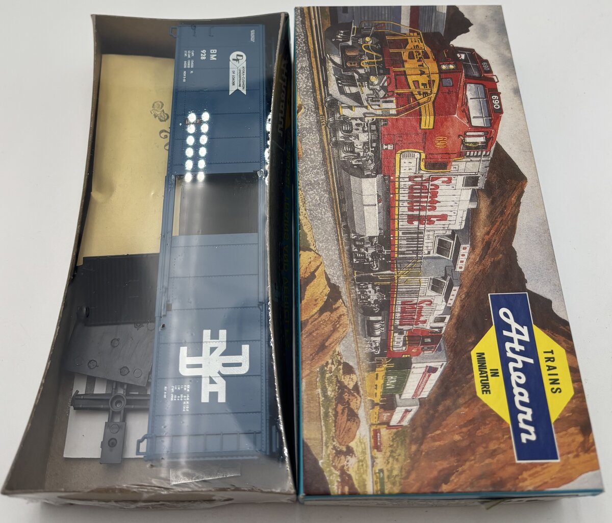 Athearn 2384 HO Bev-Bel Boston & Maine 50' Box Car Kit