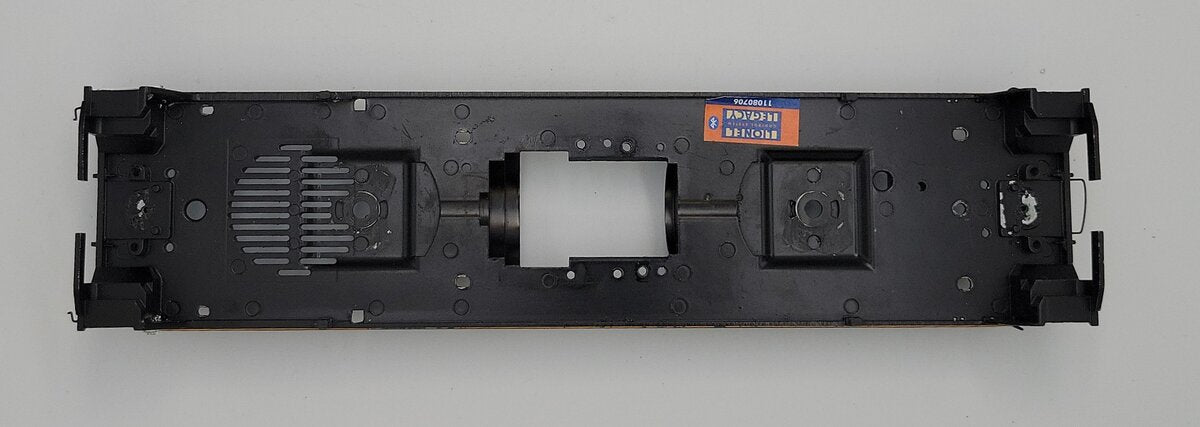 Lionel 2133610-034 O Gauge Diecast Black/Yellow SW-8 Diesel Switcher Frame