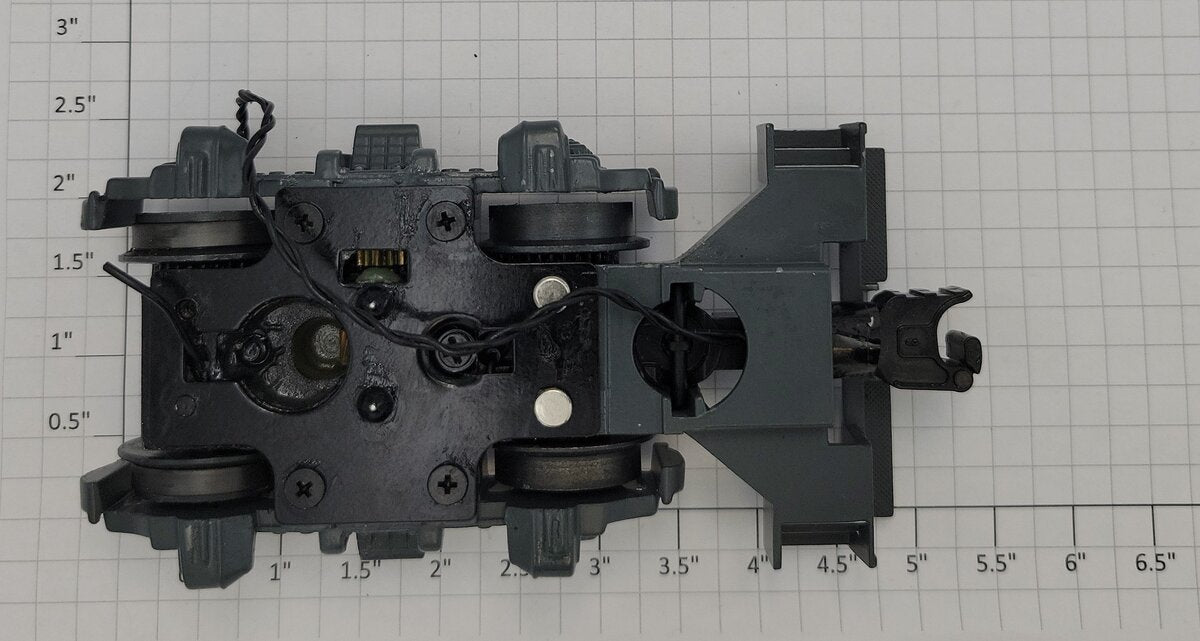 Lionel 82827-652 O Gauge Diecast GP Gray/White Powered Truck w/ Coil Coupler