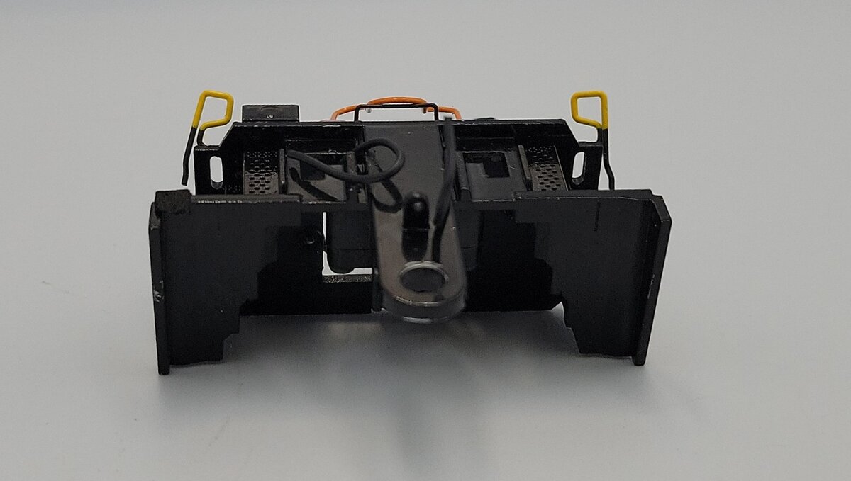 Lionel 2433451-651 ES44AC Diesel Diecast Black/Yellow Front Pilot w/ Coupler