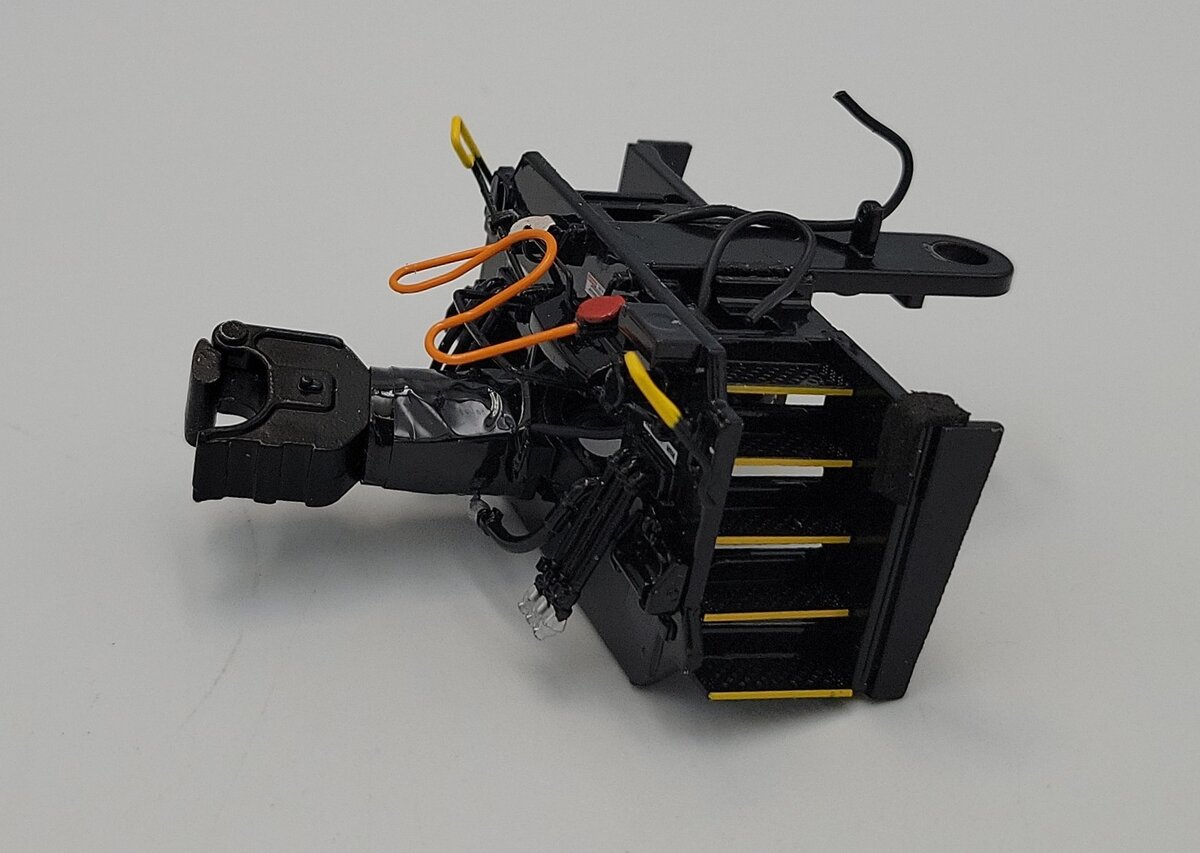 Lionel 2433451-651 ES44AC Diesel Diecast Black/Yellow Front Pilot w/ Coupler