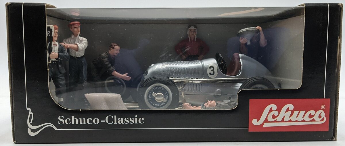 Schuco 01017 1:43 Scale Diecast Studio Mit Figurensatz