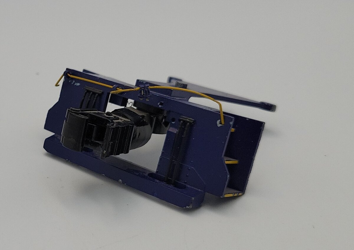 Lionel 2433850-071 SD45 Navy & Yellow Kinematic Pilot w/ Non-Operating Coupler