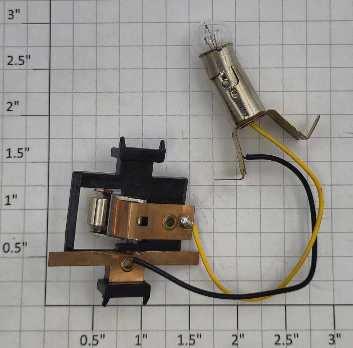 K-Line K6100-6 Caboose Pickup Roller and Light Socket Assembly with Bulb