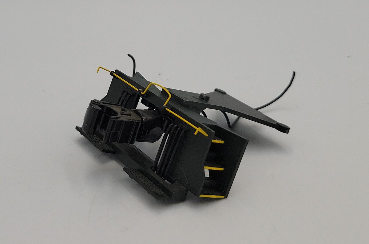 Lionel 2433850-071 O Dark Green / Yellow Kinematic Pilot w/ Operating Coupler