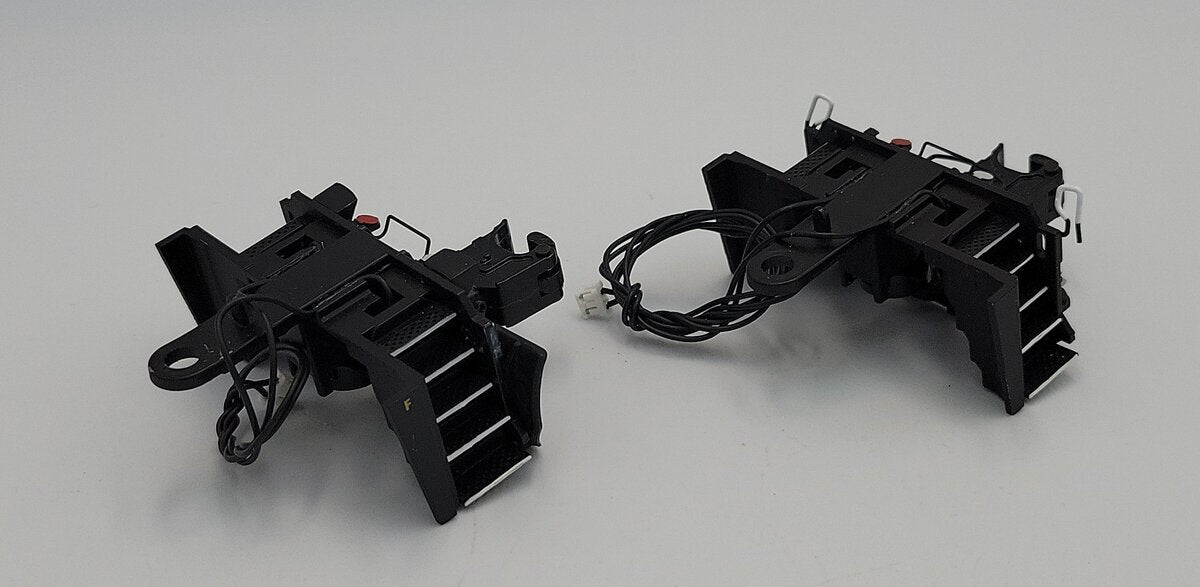 Lionel 82207-651/652 Diecast ES44AC Black/White Diesel Loco Front & Rear Pilots