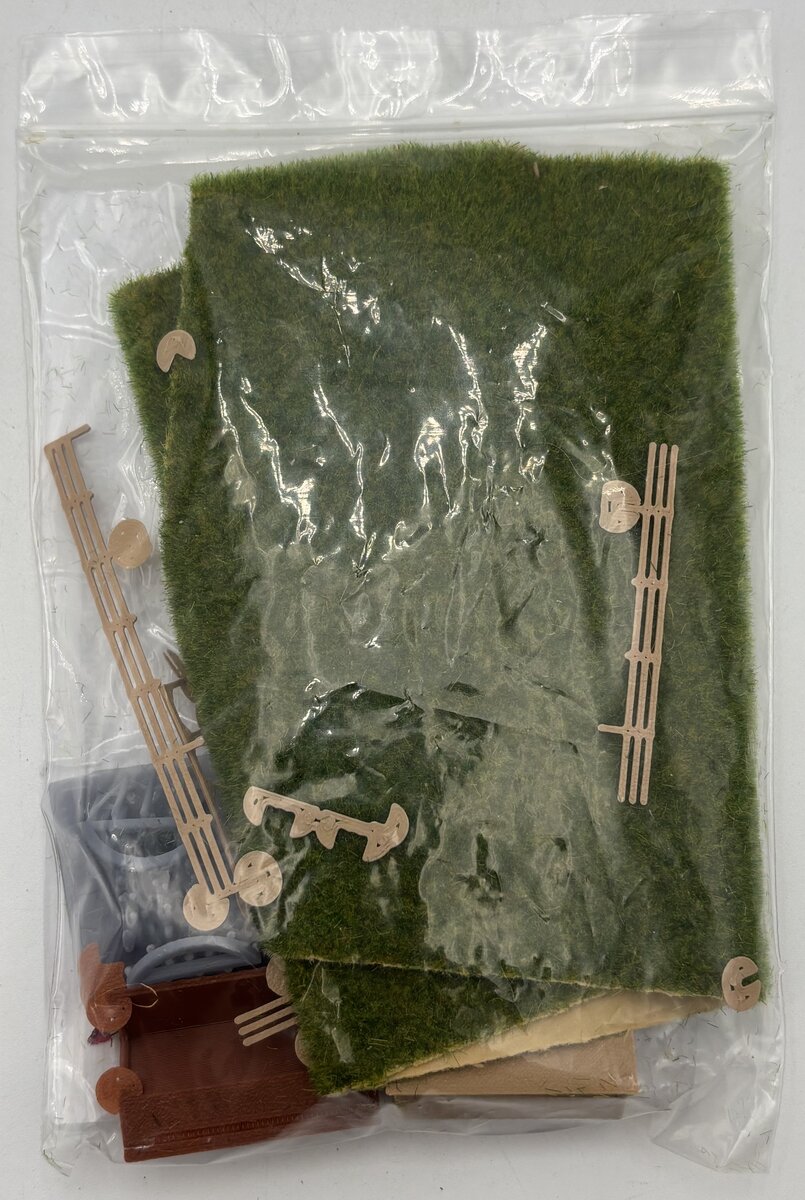 Outland Models BK806A_V2 Z Small Country Stable w/Horses & Grass