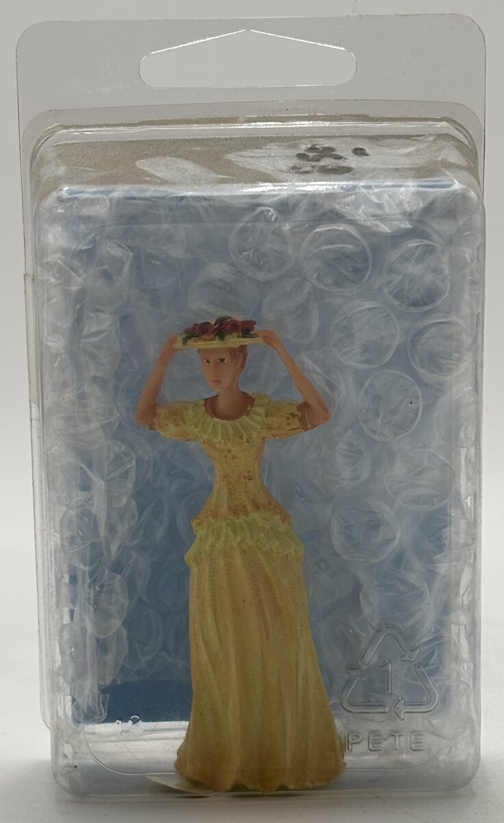 Just Plain Folk 474 G Lady With A Hat Figure