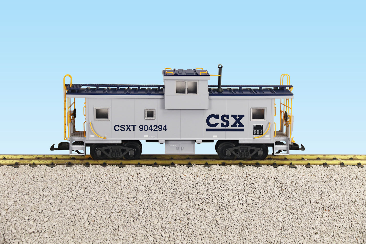 USA Trains R12112 G CSX Extended Vision Caboose #904294