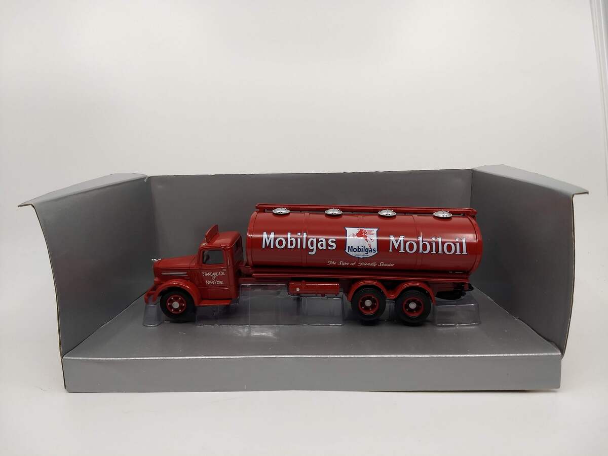 Corgi 50901 1:50 Scale Mobilgas Mack LJ 6-Wheel Oval Tanker