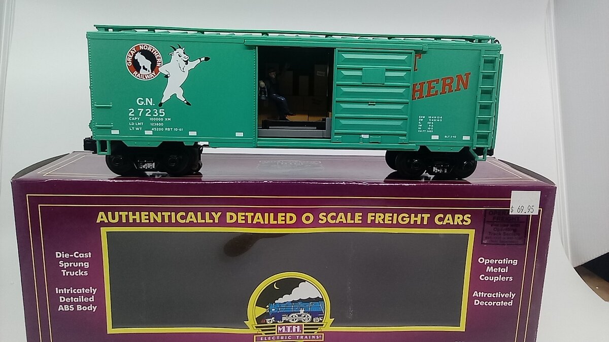 MTH 20-93188 O Great Northern Operating Boxcar w/ Signal Man #27235 LN/Box