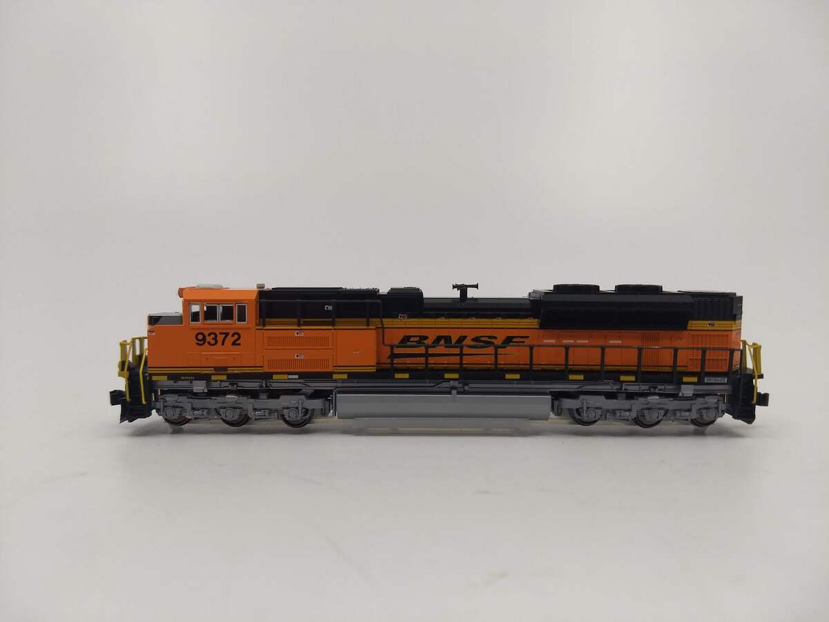 Kato 176-8418 N Scale BNSF EMD SD70ACe Diesel Locomotive #9372 NIB