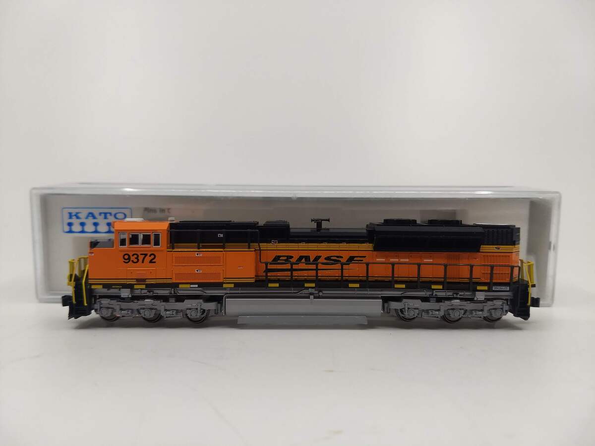 Kato 176-8418 N Scale BNSF EMD SD70ACe Diesel Locomotive #9372 NIB