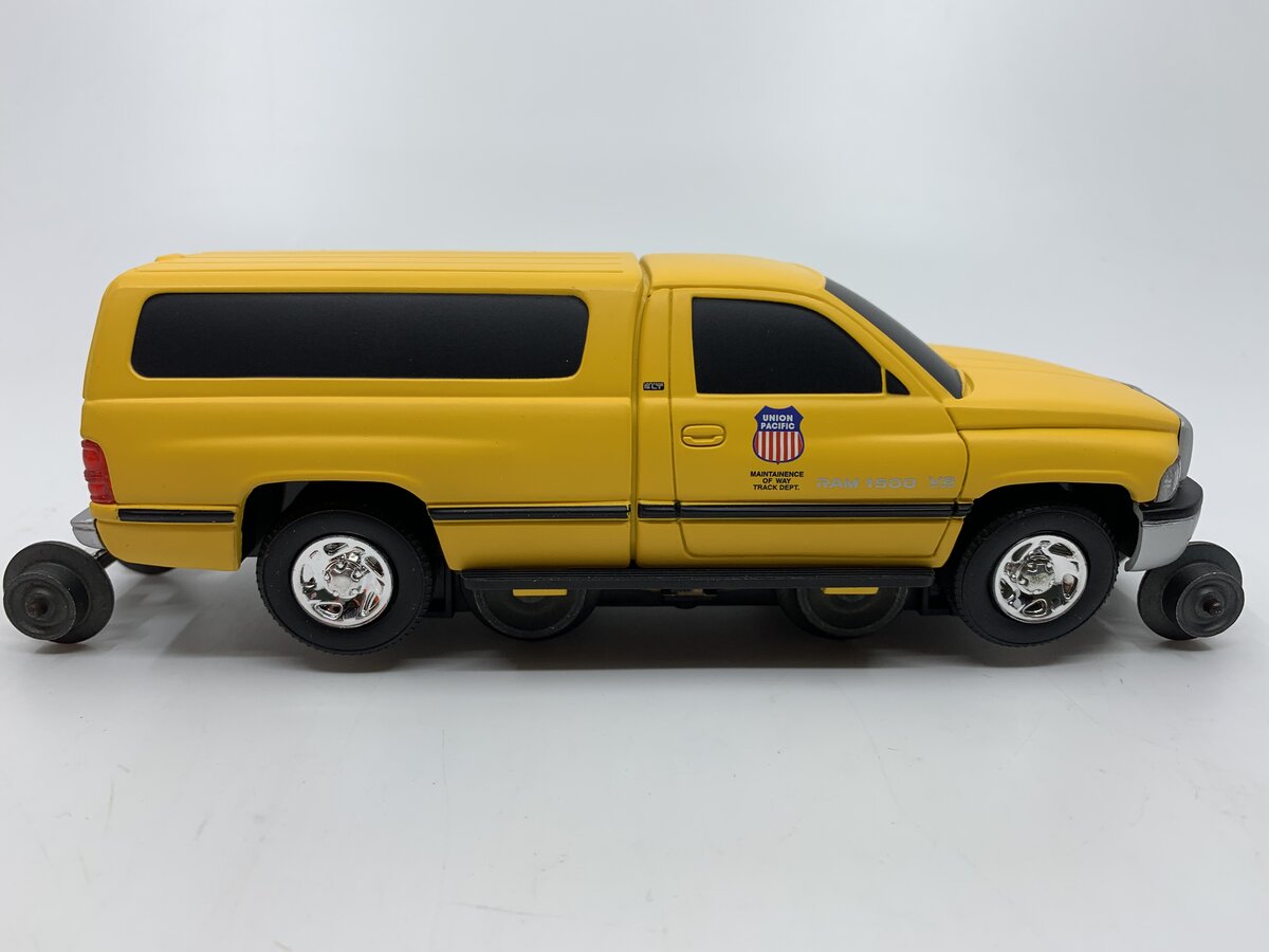 Lionel 6-18439 O Gauge Union Pacific Dodge Ram Track Inspection Vehicle LN/Box