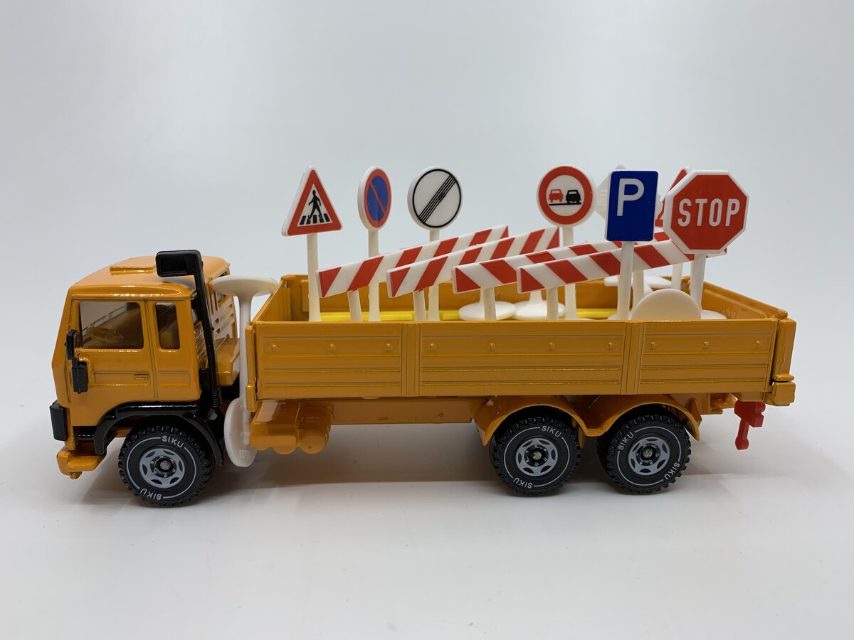 Siku 2513 Volvo Road Maintenance Truck w/ Signs & Traffic Barriers