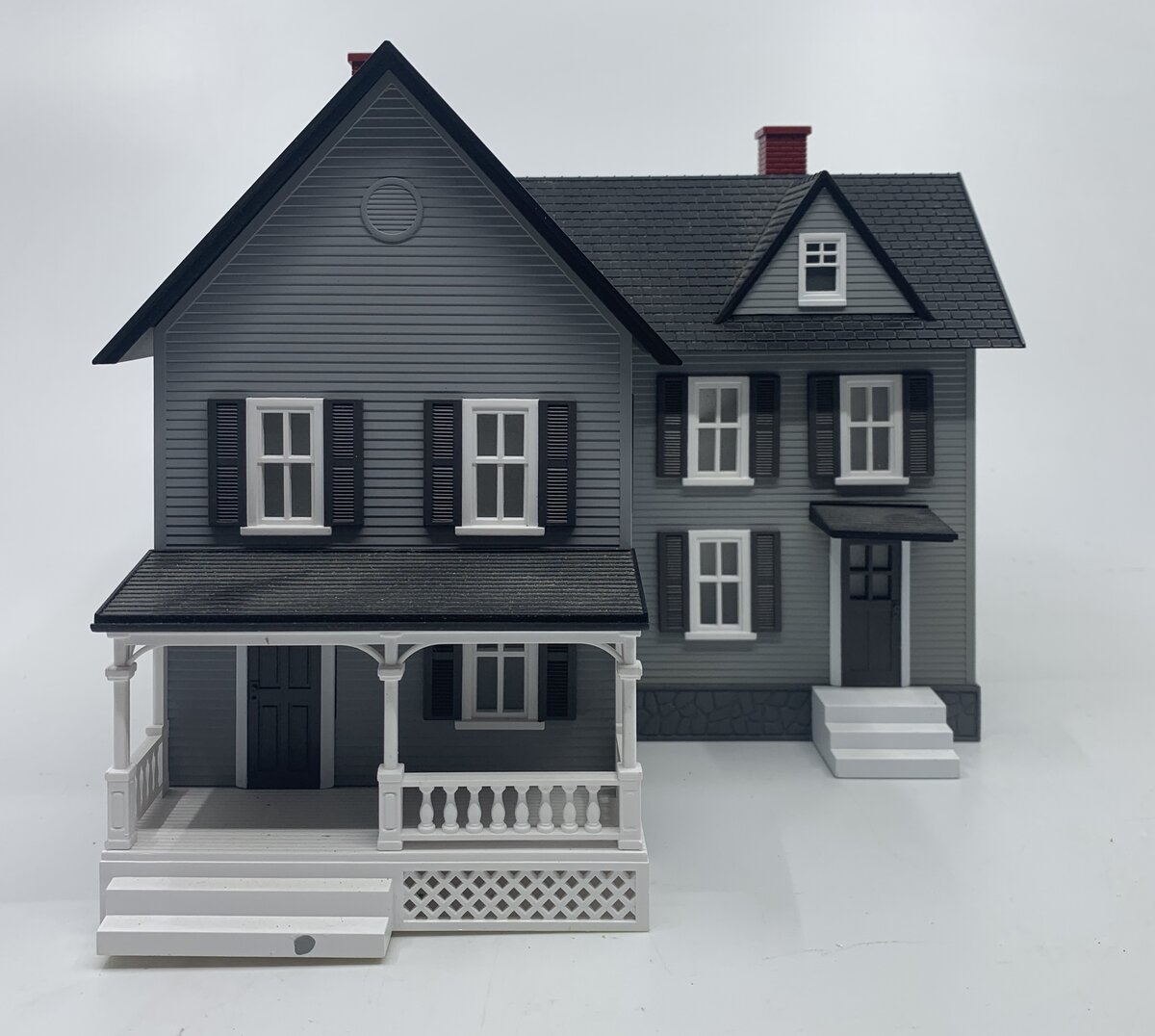 MTH 30-90054 O Gauge Farm House #6 - Gray w/Dark Gray Shutters