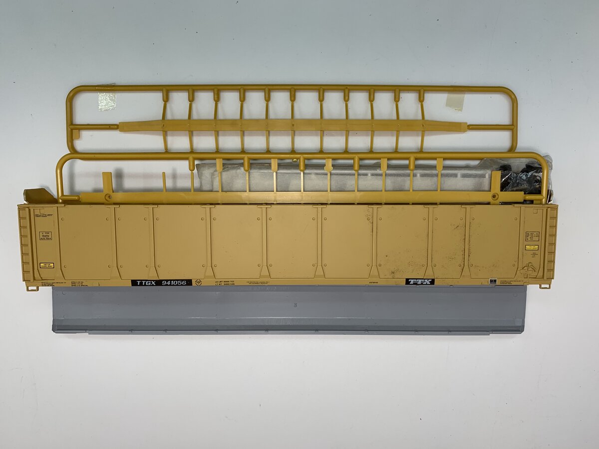 Walthers 932-4809 HO CSX 89'' Enclosed Auto Carrier Kit #941056