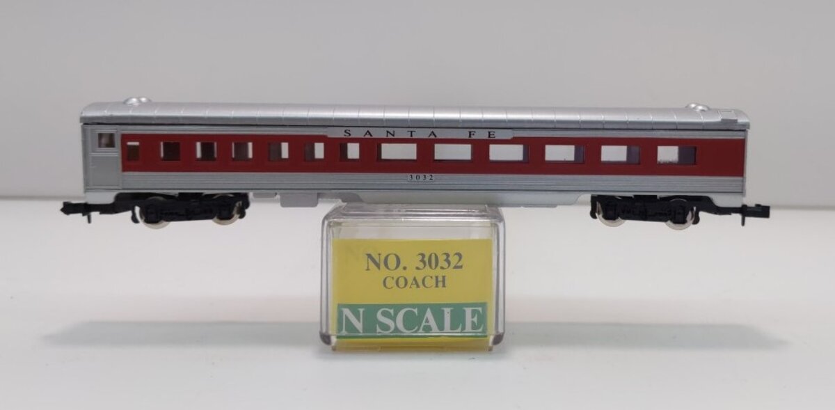 Model Power 3032 Santa Fe 75' Stearmline Coach Passenger Car