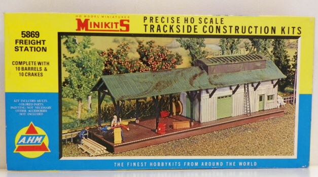 AHM 5869 HO Freight Station w/ Barrels & Crakes Building Kit