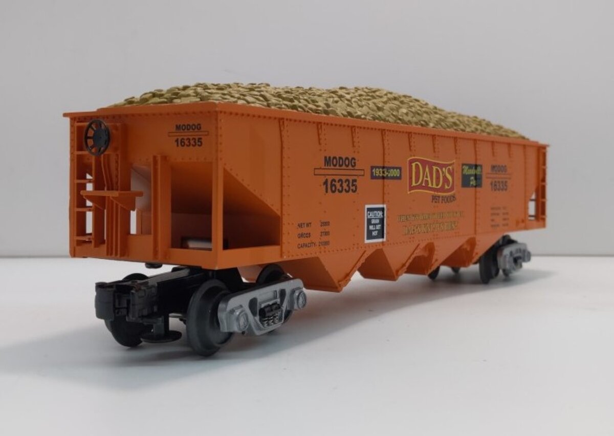MTH 30-7539 O Gauge Dad's Pet Foods 4-Bay Hopper with Load LN/Box