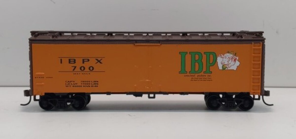 Athearn 7122 HO Scale  Iowa Beef Packers Inc. 40' Steel Reefer # 700 Kit