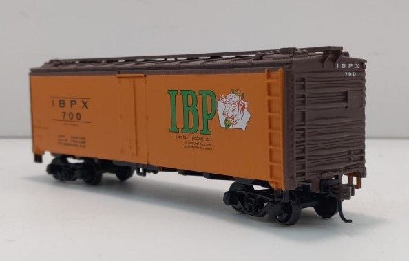 Athearn 7122 HO Scale  Iowa Beef Packers Inc. 40' Steel Reefer # 700 Kit
