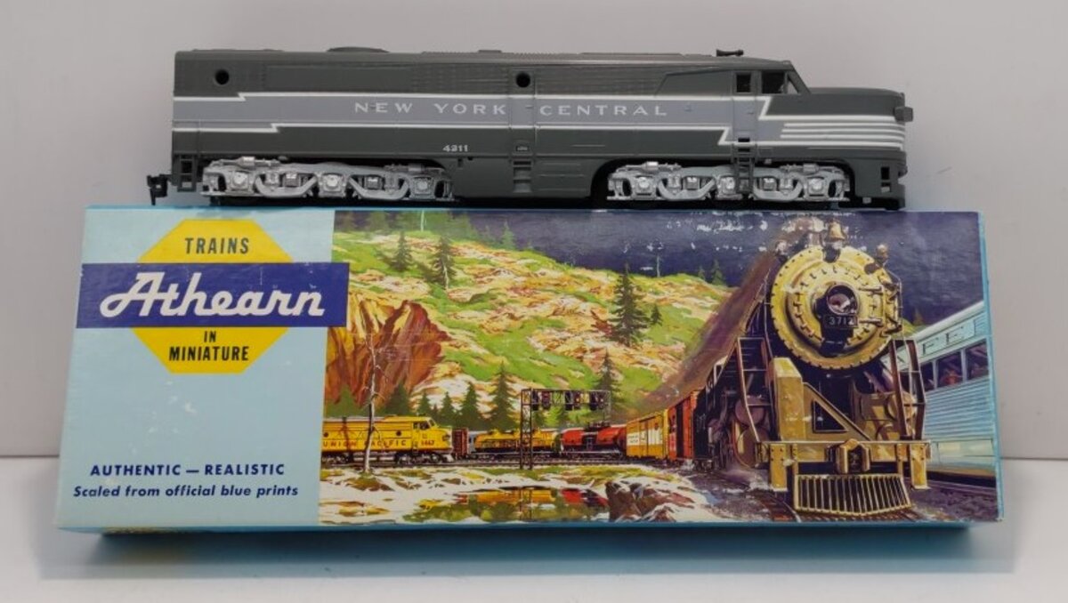 Athearn 3303 HO Scale NYC PA-1 Powered Diesel Locomotive #4211 LN/Box