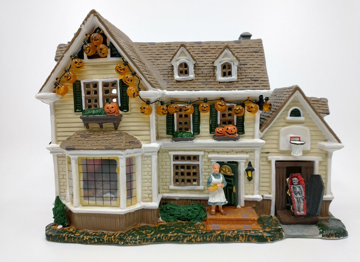 Lemax 35785A Spooky Town Spookiest House on the Block Porcelain Lighted House NIB