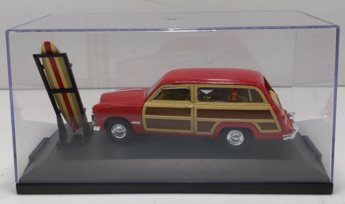 Road Champs 48200 1:43 Classic Scenes Die-Cast 1949 Ford Woody Station Wagon Car