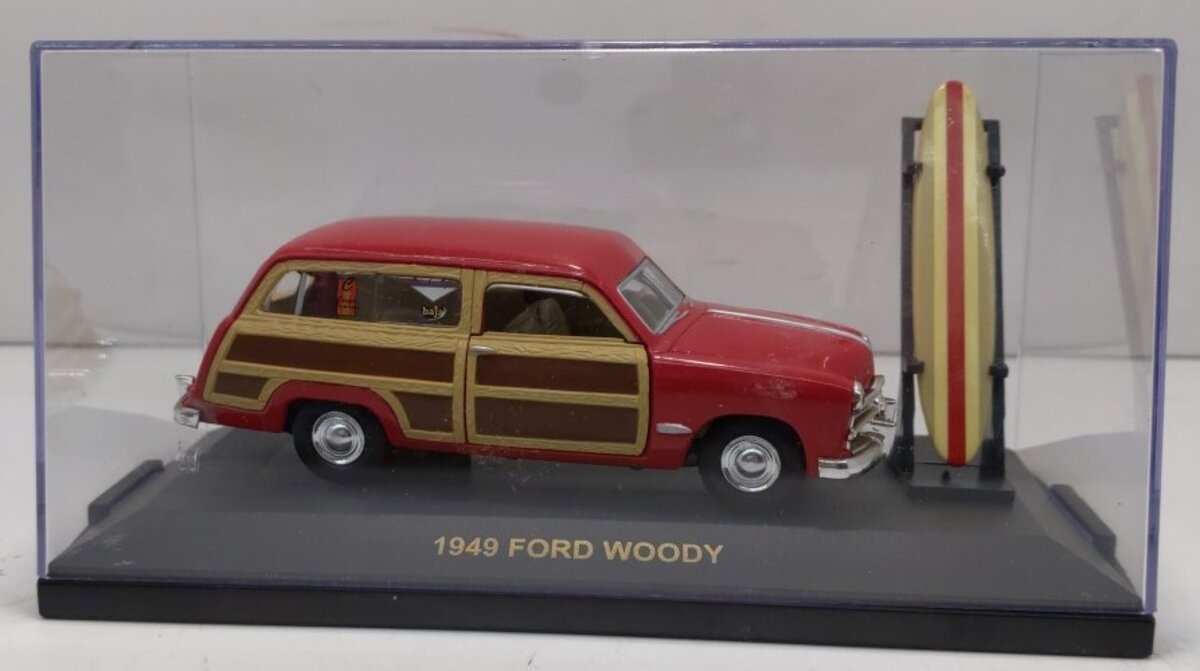 Road Champs 48200 1:43 Classic Scenes Die-Cast 1949 Ford Woody Station Wagon Car