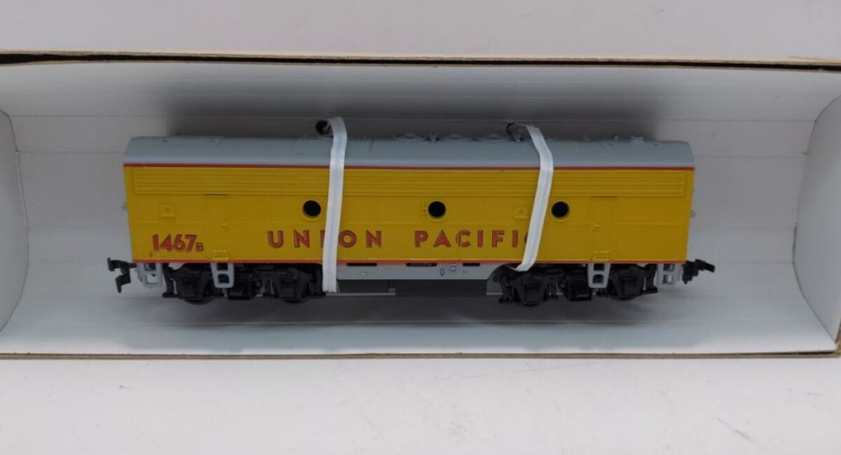 Athearn 3014 HO Union Pacific F7B Dummy Non-Powered Diesel Locomotive #1467B