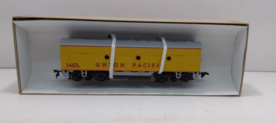 Athearn 3014 HO Union Pacific F7B Dummy Non-Powered Diesel Locomotive #1467B