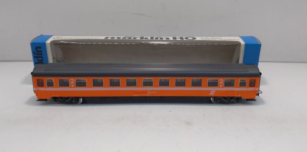 Marklin 4167 HO 2nd Class OBB Passenger Car #: 61 81 21-71 035-3