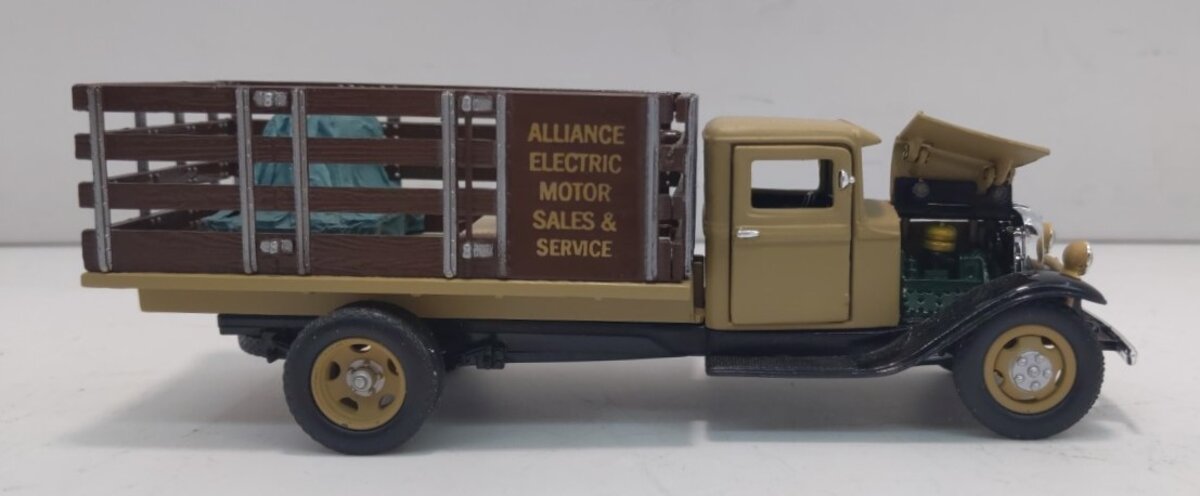 Santanas Miniatures Alliance Electric Motor 1934 Ford Stake Truck w/Load