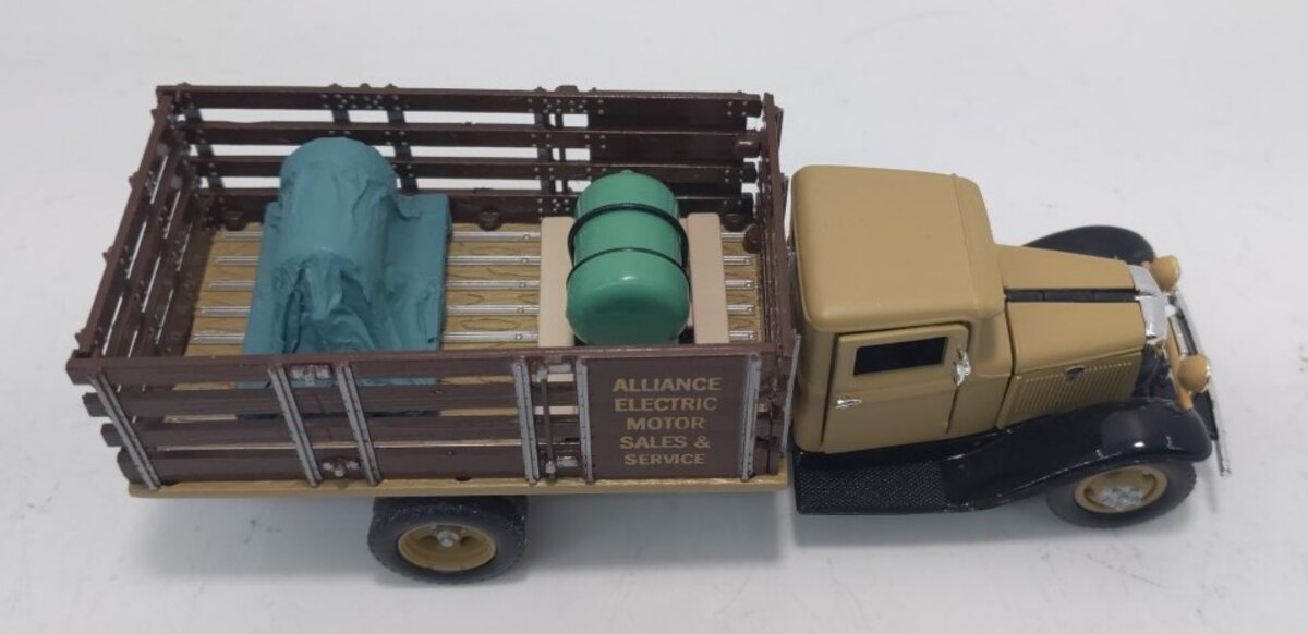 Santanas Miniatures Alliance Electric Motor 1934 Ford Stake Truck w/Load