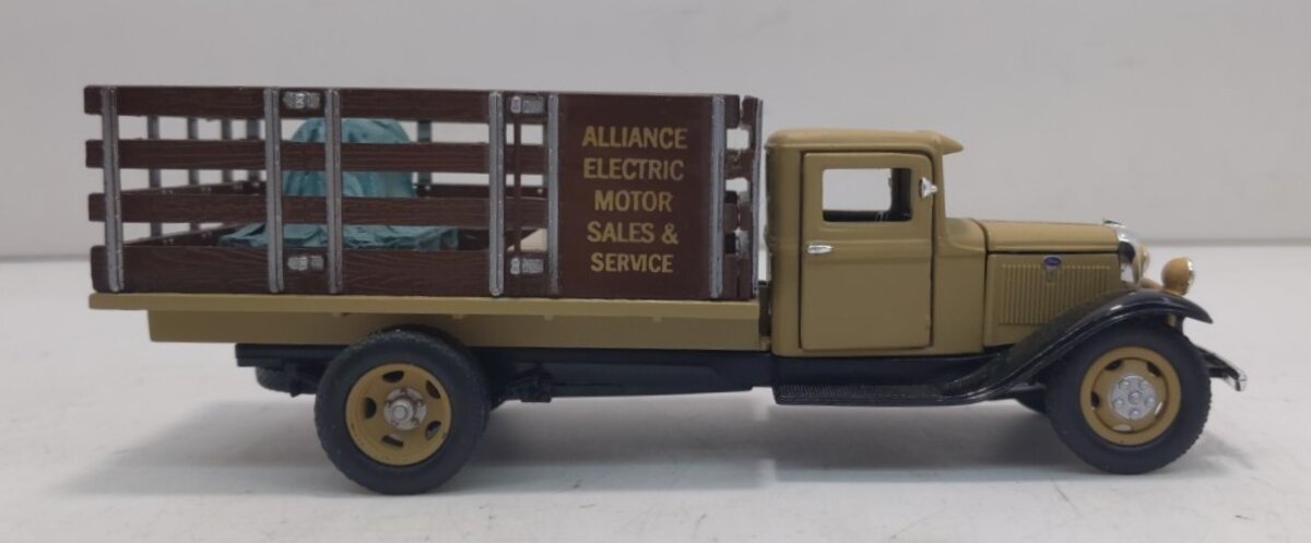 Santanas Miniatures Alliance Electric Motor 1934 Ford Stake Truck w/Load