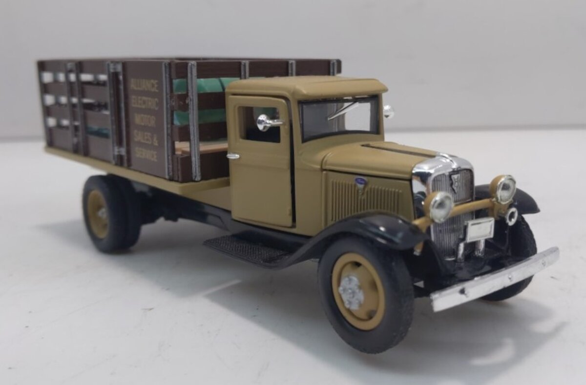 Santanas Miniatures Alliance Electric Motor 1934 Ford Stake Truck w/Load
