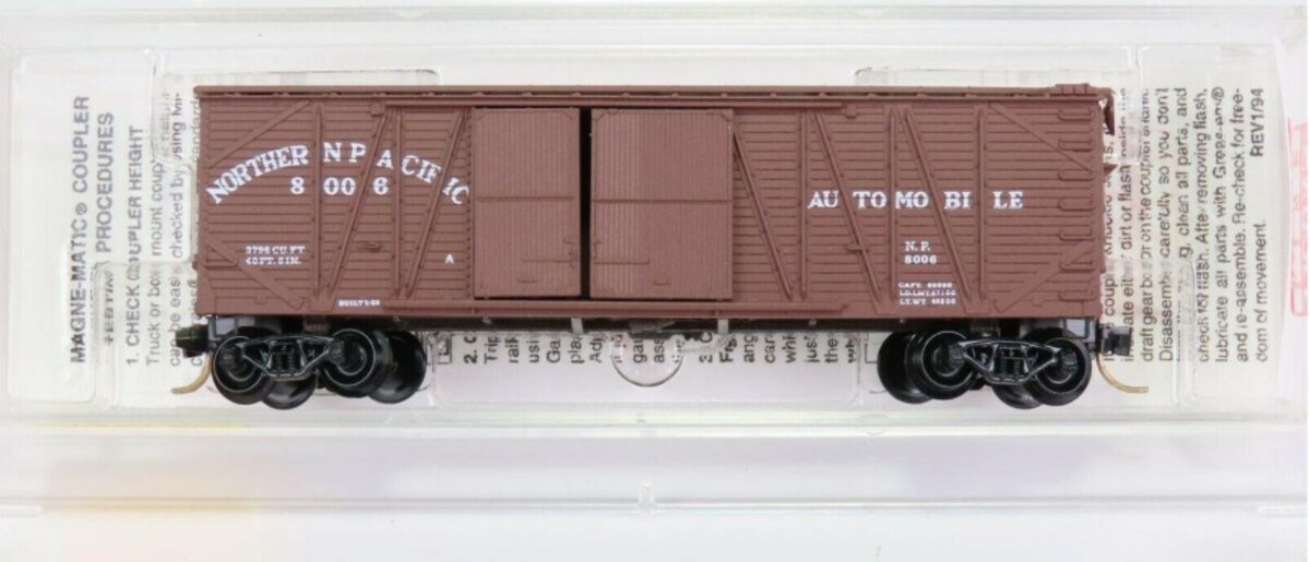 Micro-Trains 02900030 N NP 40' 1&1/2 Door Outside Braced Boxcar #8006