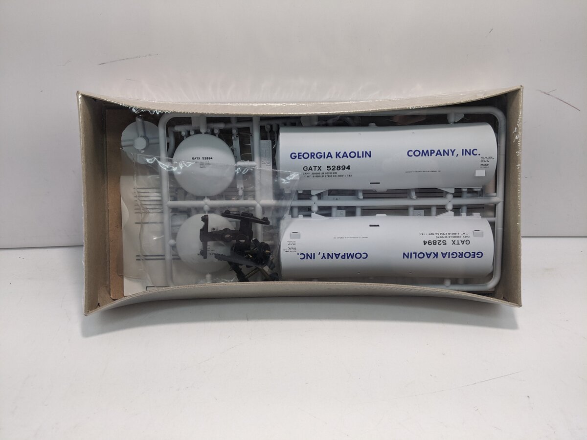 Walthers 932-5152 HO GATX Georgia Kaolin Company 40' Funnel Flow Tank Car Kit