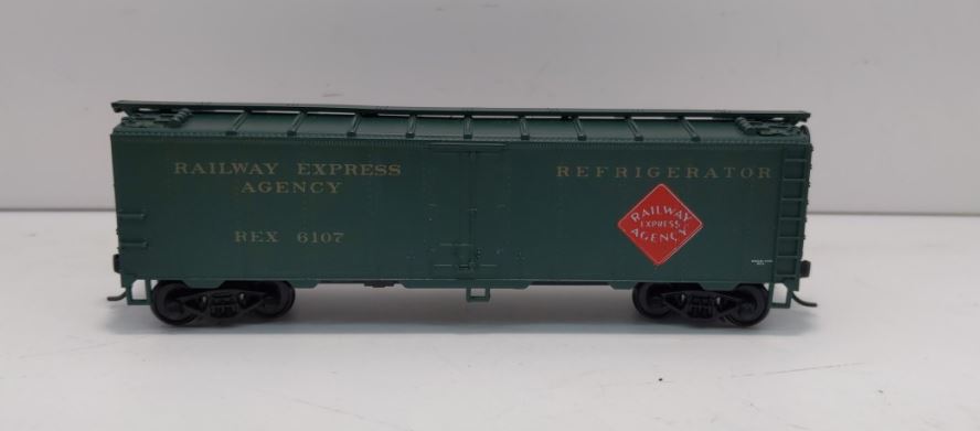 Walthers 932-2505 HO REA 40' Steel Reefer with Dreadnaught Ends Kit