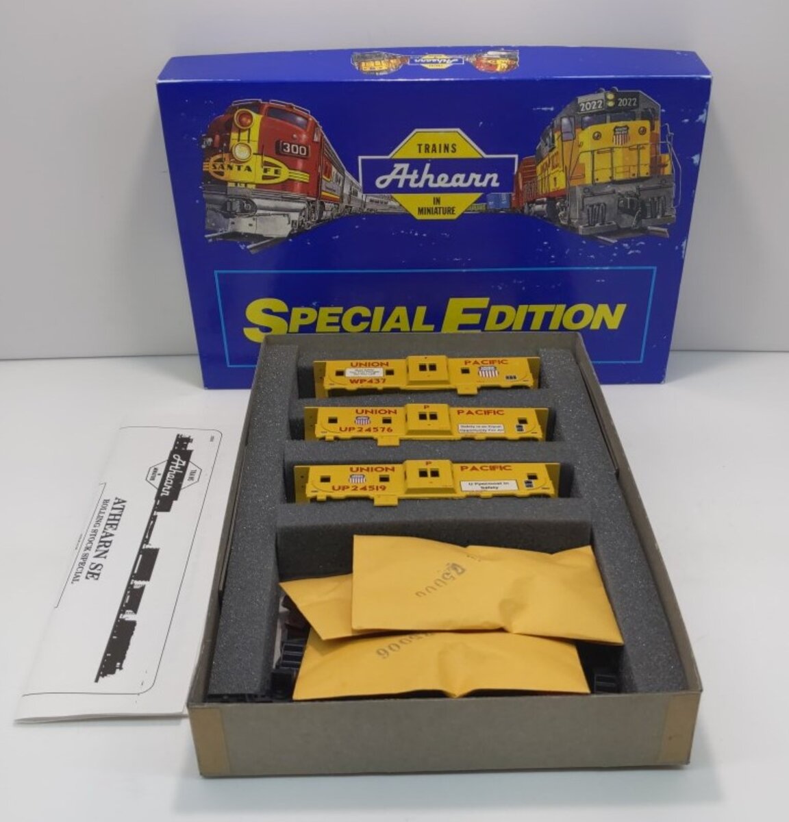 Athearn 2305 HO Union Pacific Bay Window Caboose Kit (Set of 3)