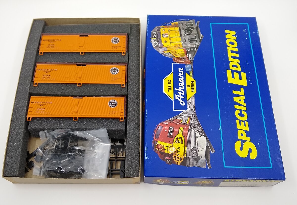 Athearn 2303 HO Southern Pacific Wood Side Refrigerator Car Kit (Set of 3)