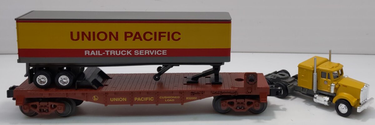 Lionel 6-52258 O 2002 St. Louis LRRC Union Pacific Flatcar w Tractor and Trailer MT/Box