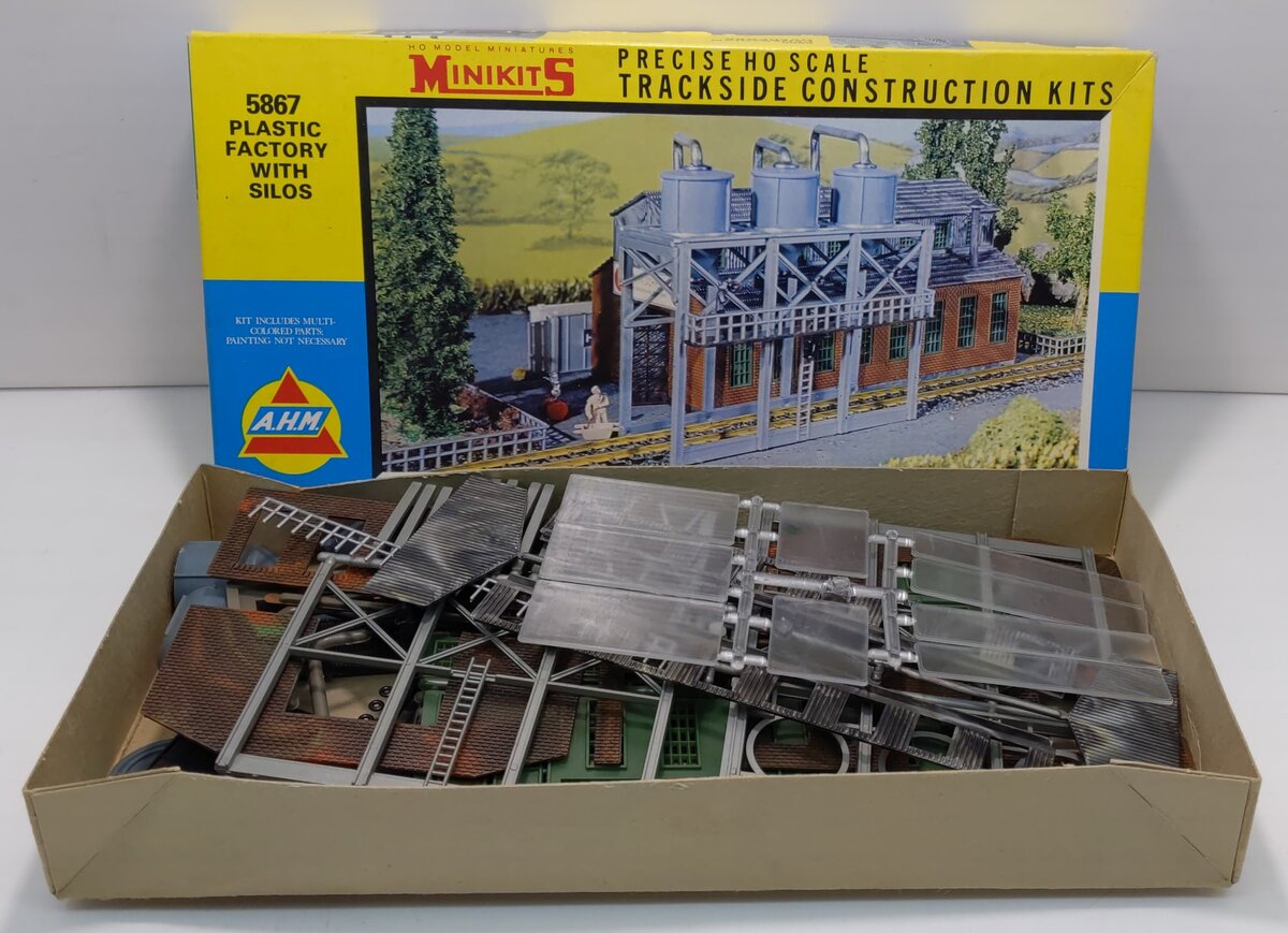 AHM 5867 HO Plastic Factory With Silos Kit