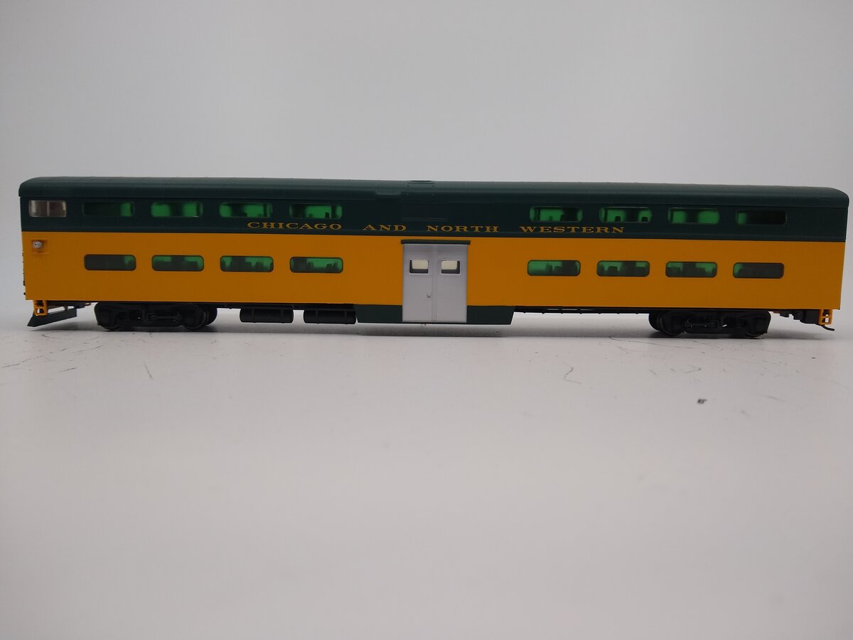 Walthers 932-6251 HO Scale Chicago & North Western Commuter Coach LN/Box