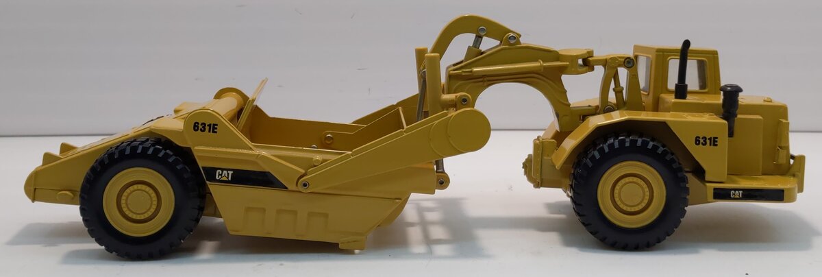 Ertl 2430 1:50 Diecast Mighty Movers Caterpillar 631E Wheel Tractor Scraper
