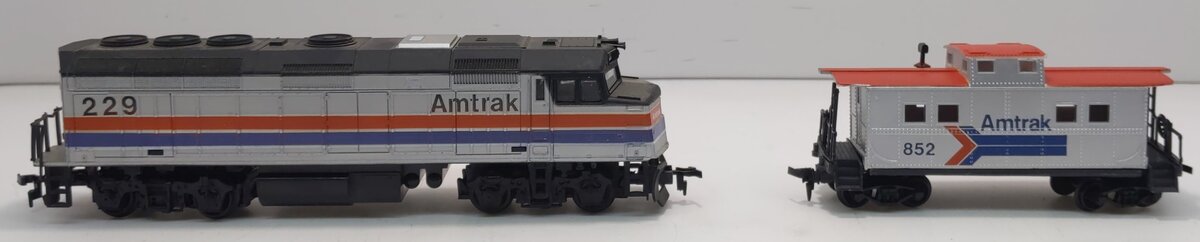 Life Like 08241 HO Scale Amtrak F-40 PH Diesel Locomotive w/Caboose #'s 229, 852 LN/Box