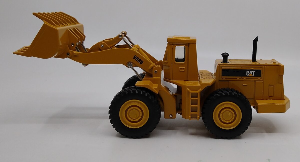 Ertl 2435 1:50 Diecast Mighty Movers Caterpillar 988B Wheel Loader