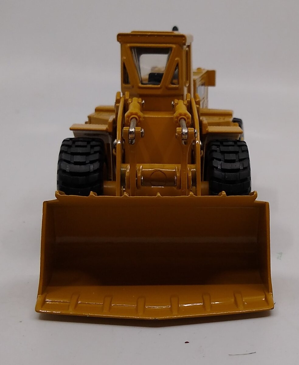 Ertl 2435 1:50 Diecast Mighty Movers Caterpillar 988B Wheel Loader